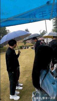 外卖员围观吃瓜视频,揭秘街头热事背后的故事